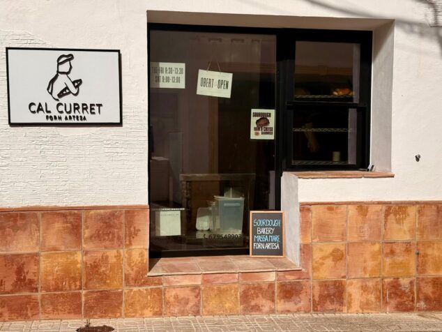 La joven emprendedora de Alcalalí que abrió un humilde obrador de pan de masa madre 2 Imagen: Fachada de Cal Curret, la micropanadería artesanal ubicada en una vivienda familiar