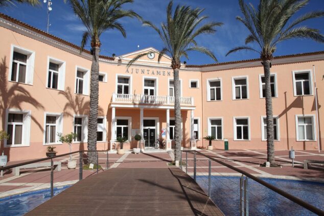 El Verger invertirá más de 179.000 euros para modernizar sus instalaciones deportivas 1 Imagen: Fachada del Ayuntamiento de El Verger