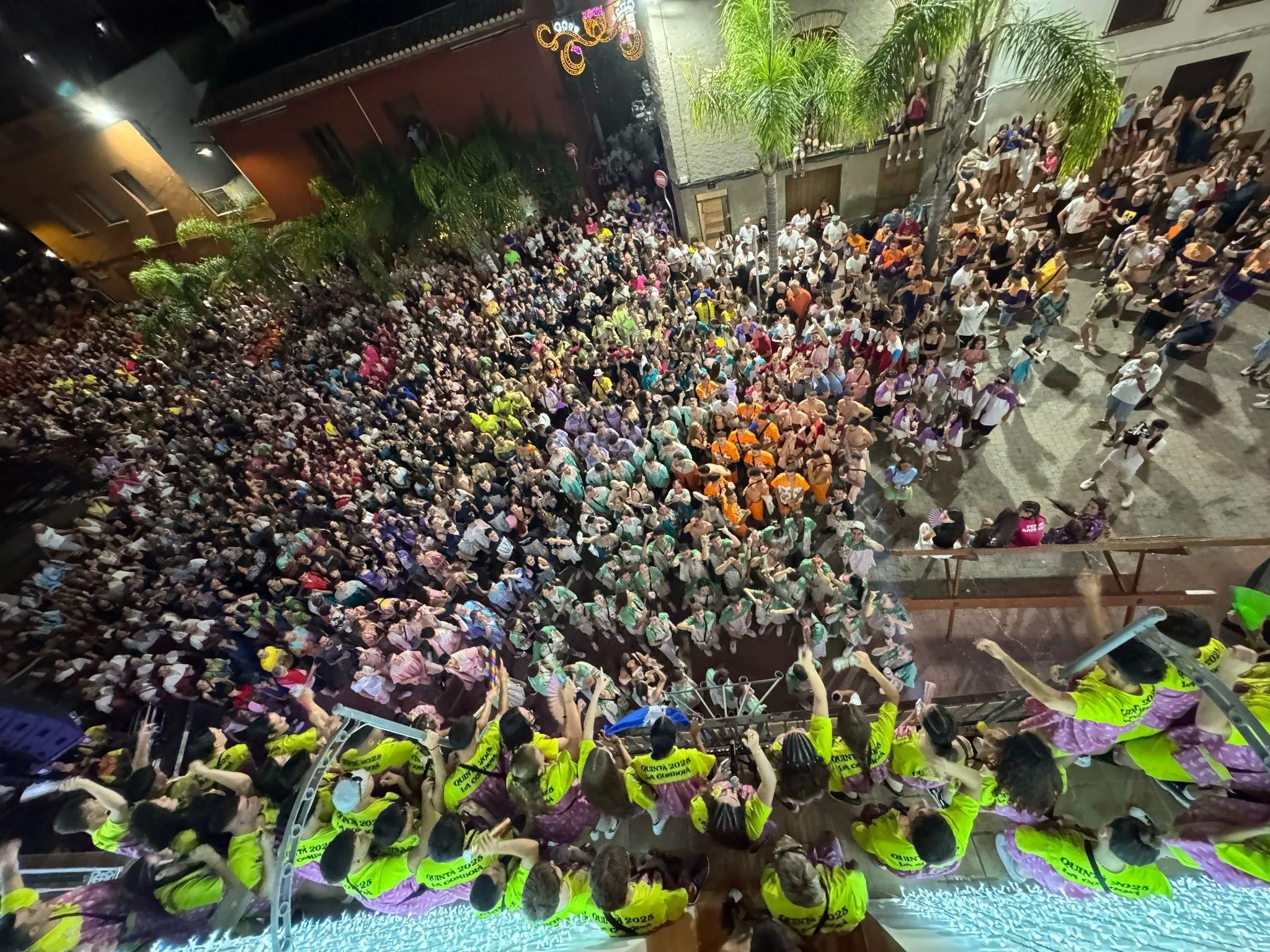 Fotografía de una multitud de personas celebrando en una plaza durante la noche en Ondara