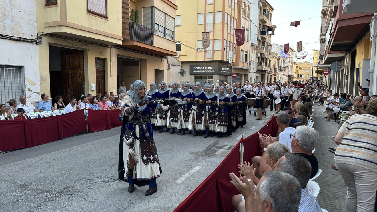 Filà Algarades abriendo el desfile de gala de los Moros y Cristianos de Pego 2026