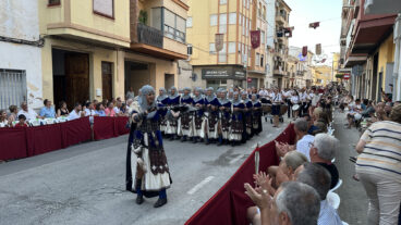 Filà Algarades abriendo el desfile de gala de los Moros y Cristianos de Pego 2026