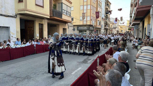 Imagen: Filà Algarades abriendo el desfile de gala de los Moros y Cristianos de Pego 2026