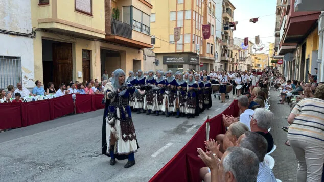 Imagen: Filà Algarades abriendo el desfile de gala de los Moros y Cristianos de Pego 2026