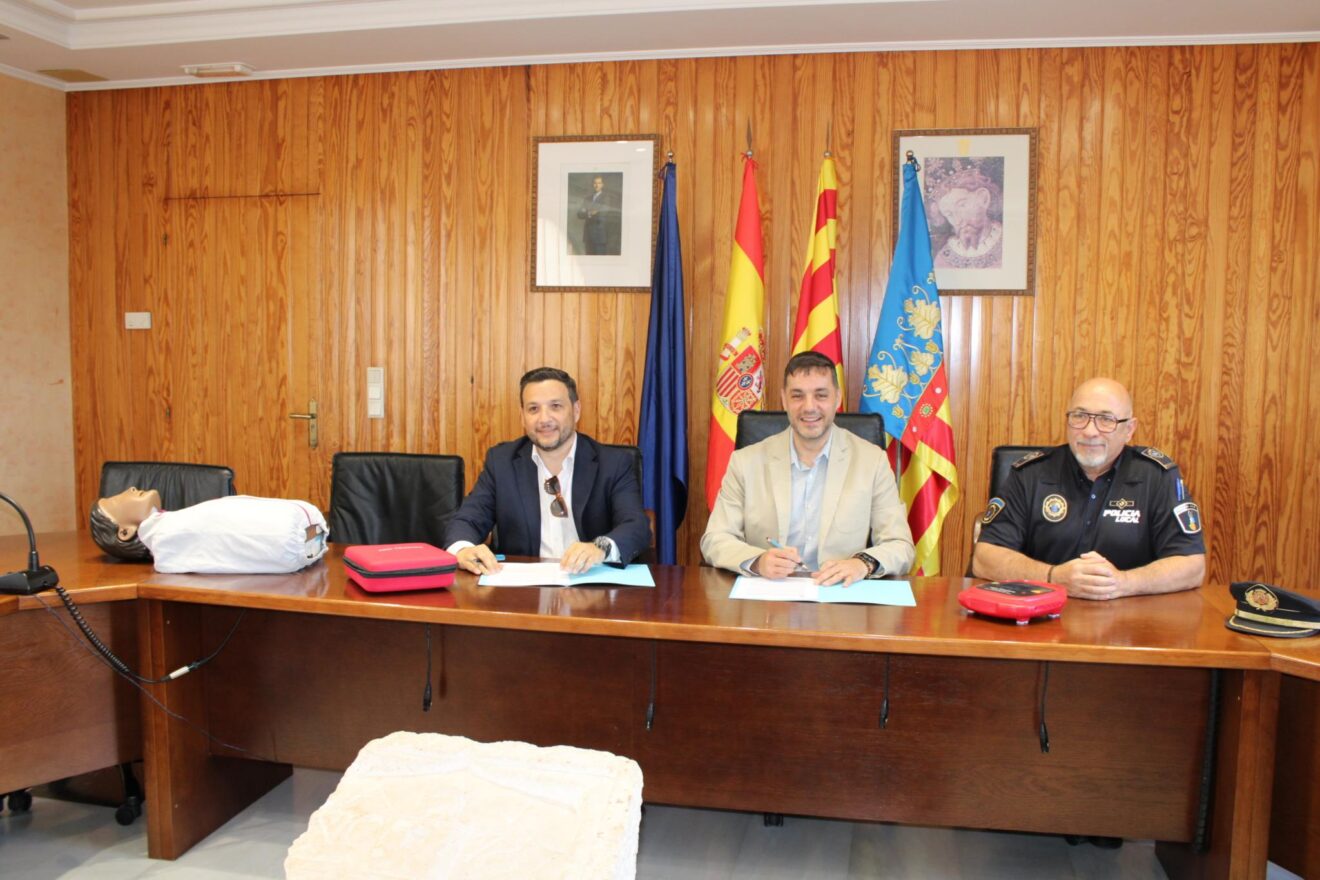 Firma del convenio entre el Ayuntamiento de Ondara y HCB Dénia para formación policial
