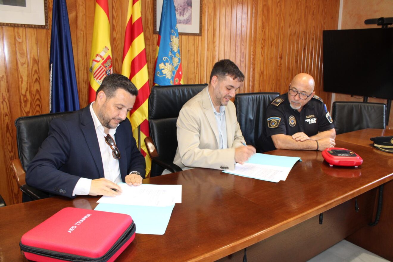 Firma del convenio entre el Ayuntamiento de Ondara y HCB Dénia