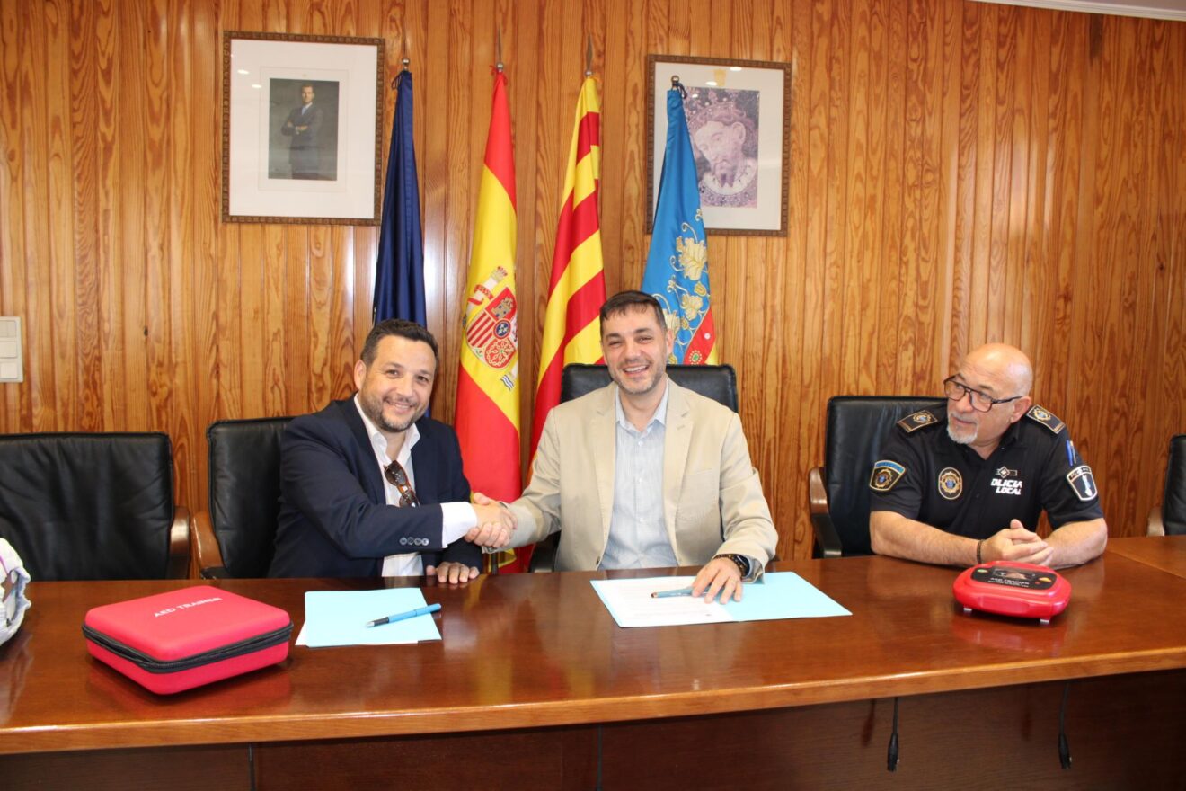 Firma del convenio entre el Ayuntamiento de Ondara y HCB Dénia