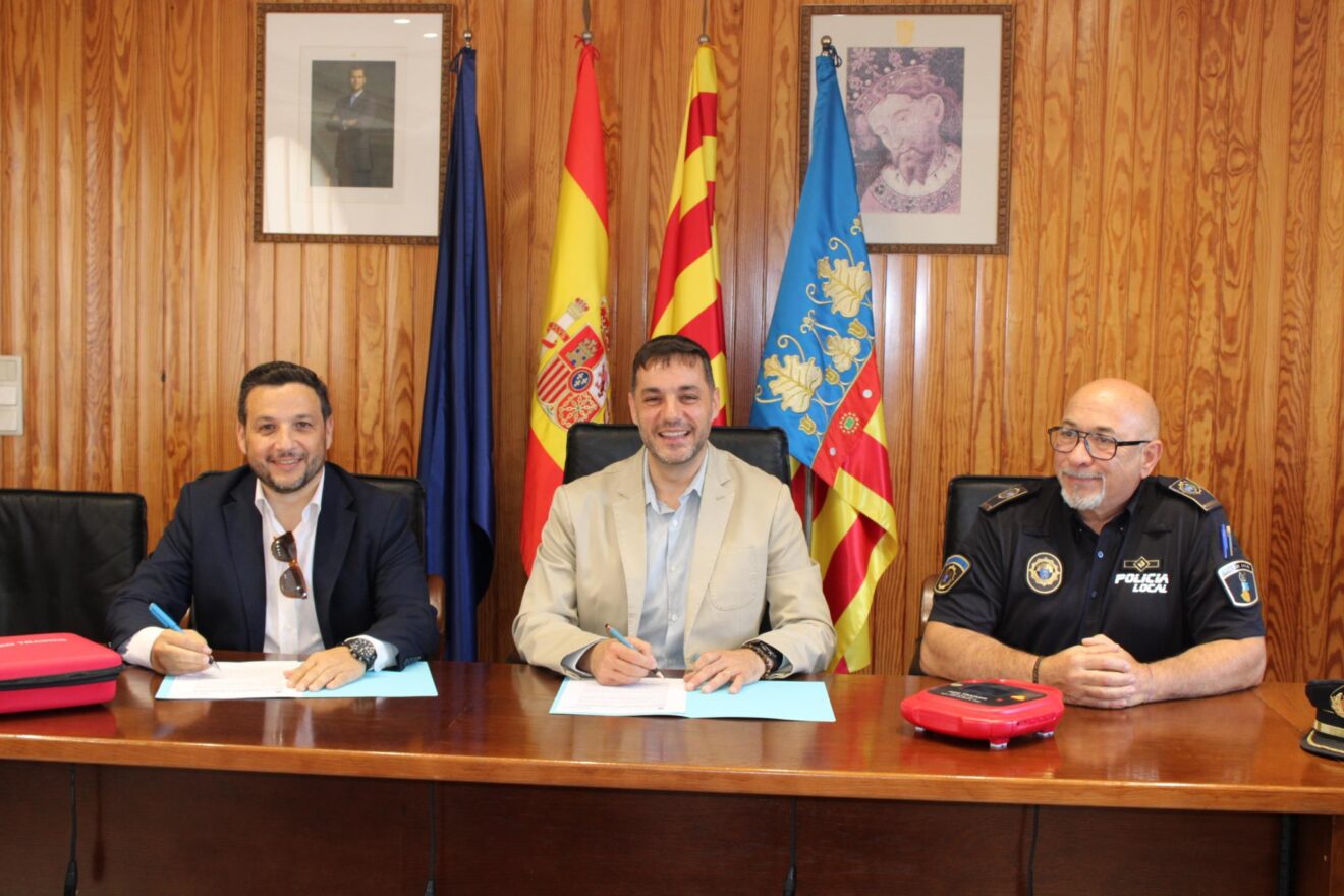 Firma del convenio entre Ondara y HCB Dénia para formación policial en emergencias