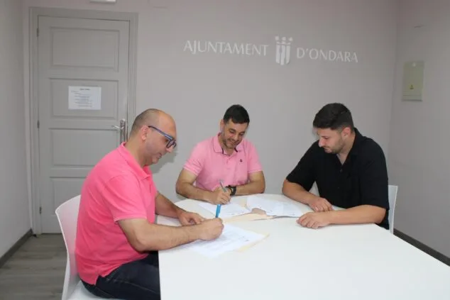 Imagen: José Ramiro, Jordi Ruiz y Vicent Molines firmando el convenio del Trinquet de Ondara.
