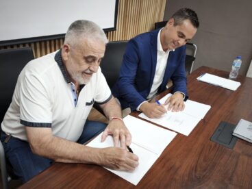 Firma entre el PSPV y PP en Pego