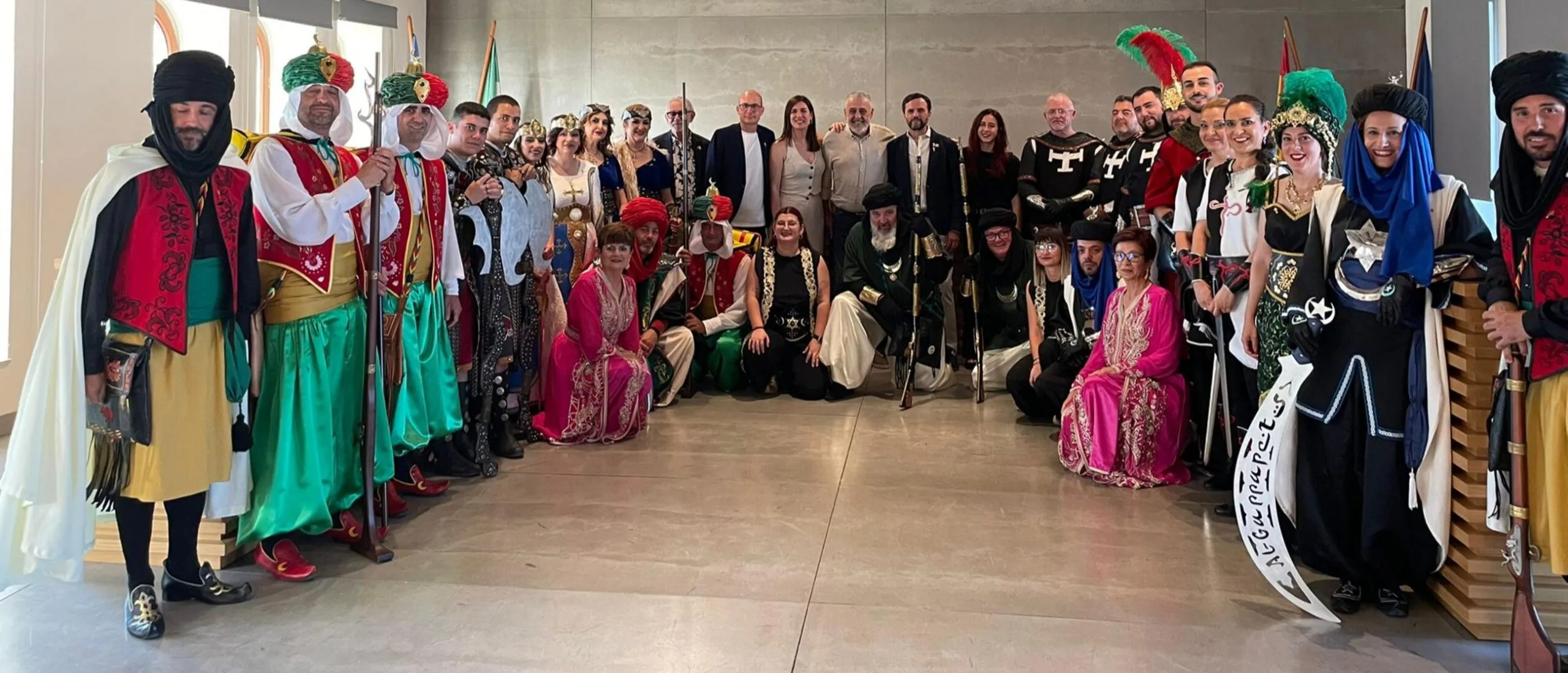 Foto de grupo de los publicadores y autoridades de los Moros y Cristianos de Pego