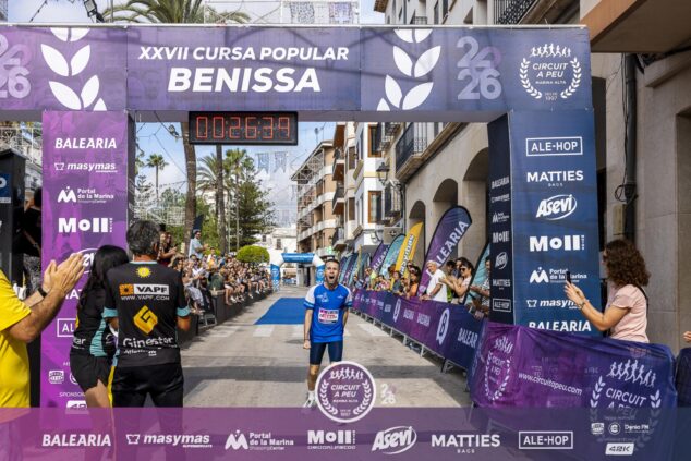 Fran López y María Isabel Ferrer se coronan campeones del Circuit a Peu Marina Alta 2026 2 Imagen: Fran López celebra al cruzar la línea de meta de la Cursa Popular Benissa.