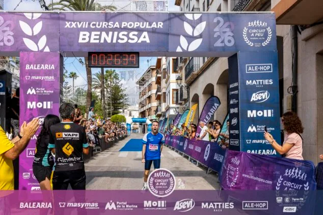 Imagen: Fran López celebra al cruzar la línea de meta de la Cursa Popular Benissa.