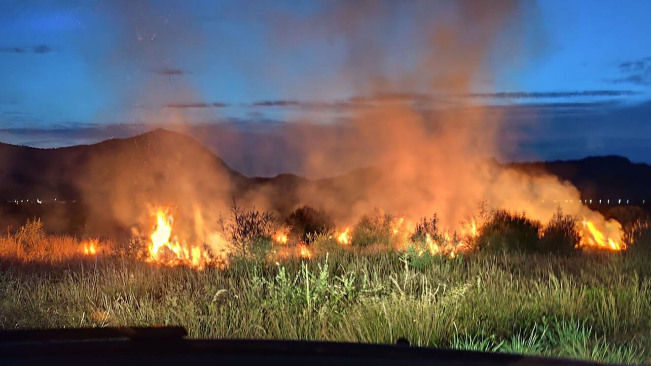 Fuego entre campos de cultivos en Sanet i Negrals durante la noche del lunes 1 de junio 2026