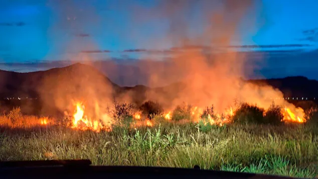 Un incendio sorprende a los vecinos de Sanet i Negrals durante la noche 1 Imagen: Fuego entre campos de cultivos en Sanet i Negrals durante la noche del lunes 1 de junio 2026