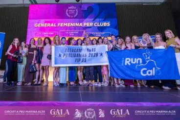 El equipo femenino del C.A. Publidom celebra su victoria en el Circuit a Peu 2026