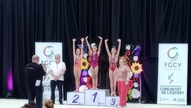 Siete gimnastas del Club Calp competirán en el Campeonato de España 4 Tres gimnastas del Club Calpe celebran en el podio con los brazos en alto su clasificación nacional.