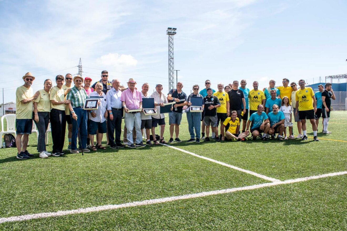 Participantes y homenajeados en la Jornada Grogueta de la UD Ondarense