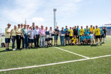 Participantes y homenajeados en la Jornada Grogueta de la UD Ondarense