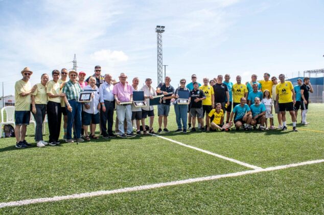 La Jornada Grogueta de la UD Ondarense reúne a aficionados y leyendas en Ondara 1 Imagen: Foto de grupo de participantes y homenajeados en la Jornada Grogueta de la UD Ondarense.