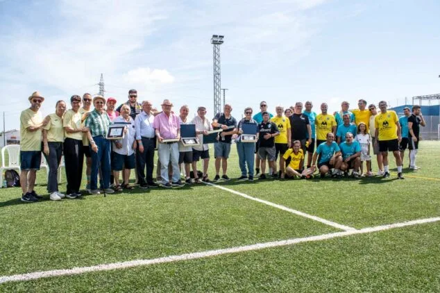 Imagen: Foto de grupo de participantes y homenajeados en la Jornada Grogueta de la UD Ondarense.