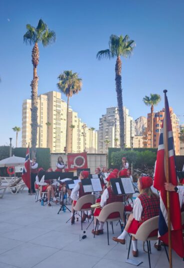 Actuación de la banda noruega Haslum Skoles Jentekorps en Calp