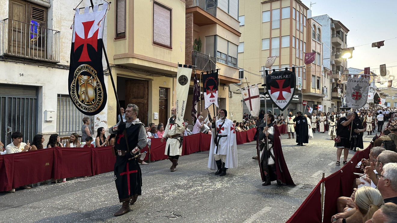 Hermandad Templaria Ibérica en el boato de la filà Ambaixadora Templàries 2026 de Pego