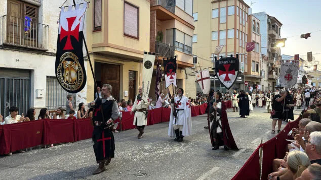 Imagen: Hermandad Templaria Ibérica en el boato de la filà Ambaixadora Templàries 2026 de Pego