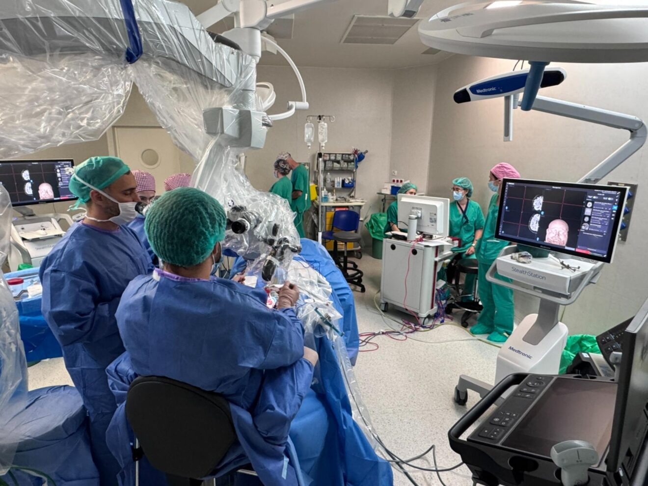 Equipo quirúrgico del Hospital de Dénia en la primera intervención con monitorización neurofisiológica