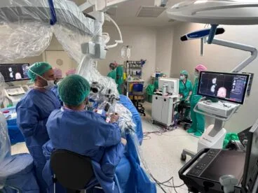 Equipo quirúrgico del Hospital de Dénia en la primera intervención con monitorización neurofisiológica