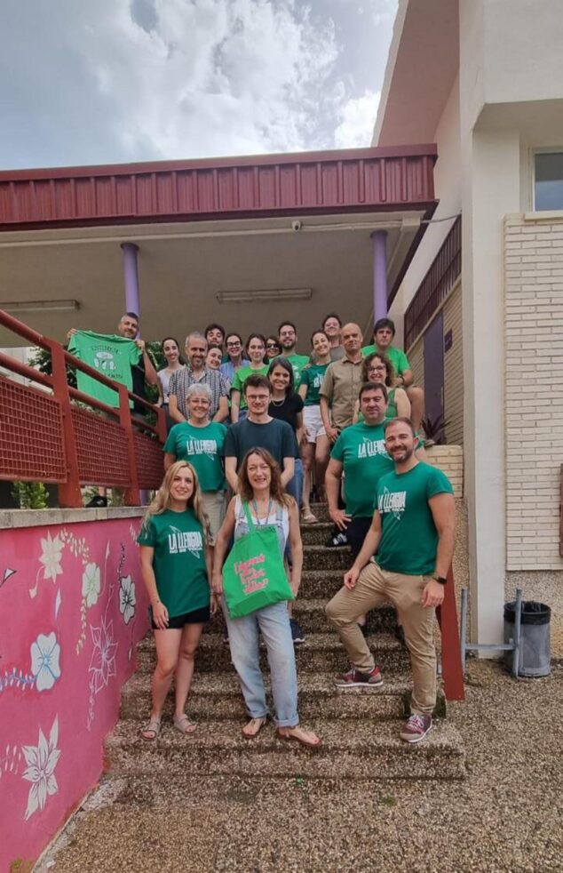La comunidad educativa de la Marina Alta se moviliza en plena negociación con Conselleria por la inclusión 15 Grupo de personas, muchas con camisetas verdes, posando en las escaleras de entrada del IES Antoni Llidó de Xàbia.