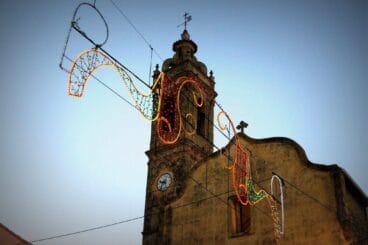 iglesia de alcalali con las luces de las fiestas