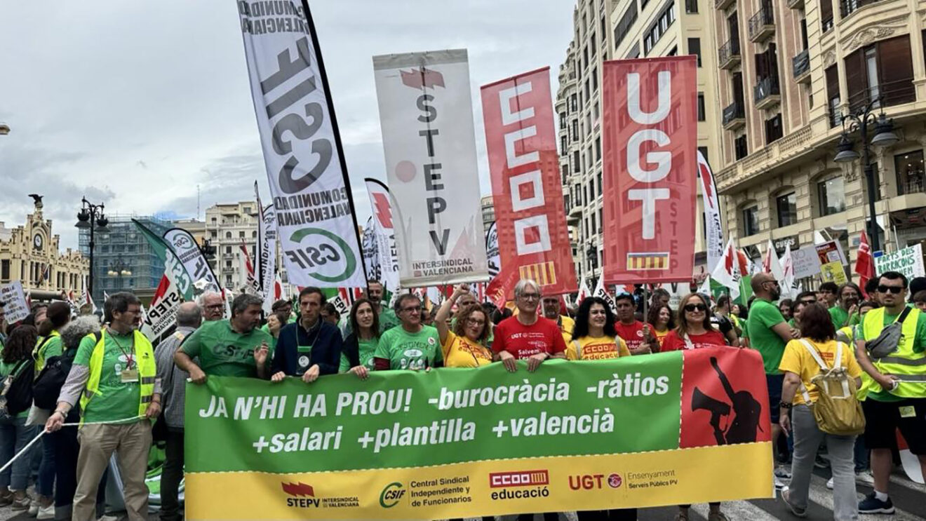 Imagen de una manifestación educativa con representantes de STEPV, CCOO, UGT y CSIF - Fuente CCOO