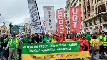 El conflicto con Educación sigue lejos de cerrarse: un único acuerdo mayoritario y siete reivindicaciones sin resolver 11 imagen de una manifestacion educativa con representantes de stepv ccoo ugt y csif fuente ccoo