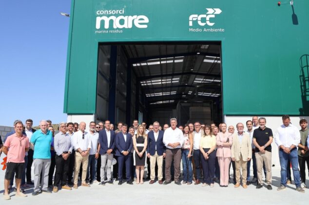 Imagen: Fotografía de grupo de autoridades y representantes frente a la entrada del nuevo centro de tratamiento de residuos del Consorci Mare y FCC.