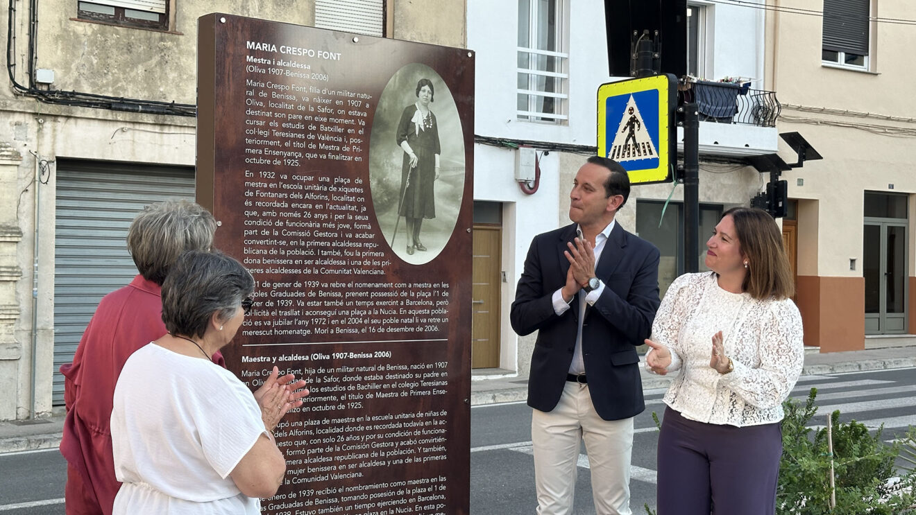Inauguración oficial de la nueva plaza María Crespo Font, situada frente al edificio consistorial de Benissa