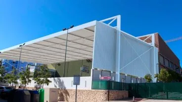 Teulada Moraira abre la inscripción para las Escuelas Deportivas Municipales 2026-2027 19 Instalación deportiva municipal cubierta en Teulada con pista polideportiva y canasta de baloncesto bajo cielo azul.