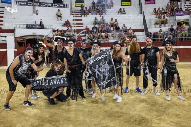Imagen: Integrantes de la peña Moatros i Avant participan disfrazados durante una de las pruebas del Ral·li Humorístic de Sant Jaume 2025
