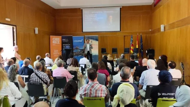 Calp reúne a expertos y empresas para abordar los retos del envejecimiento y la innovación 1 Imagen: José de Juan Saboya hablando en un atril durante el evento Focus Pyme en un auditorio con público y una pantalla detrás.