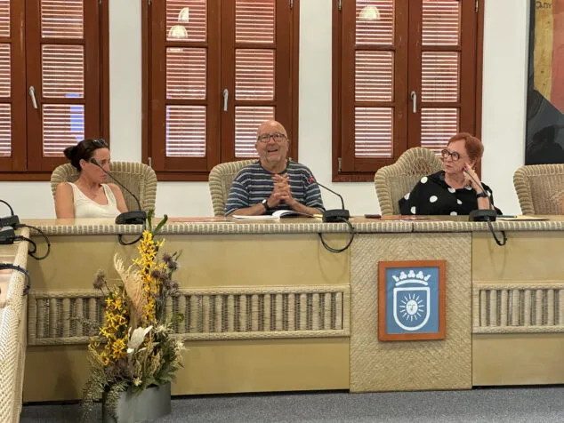 Imagen: Josep Ginestar, coordinador d'Art al Vent, explica las particularidades de la muestra de arte de Gata de Gorgos
