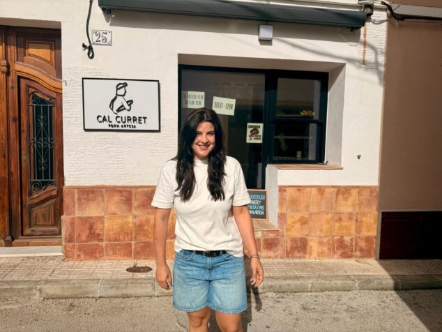 La joven emprendedora de Alcalalí que abrió un humilde obrador de pan de masa madre 3 Imagen: Júlia, frente a su obrador de pan artesanal en Alcalalí