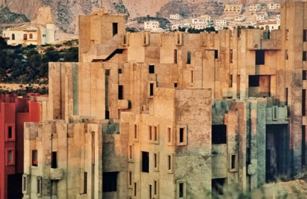 Imagen: La Muralla Roja de Bofill en construcción - Imagen de las visitas guiadas a la Manzanera y los edificios de Ricardo Bofill