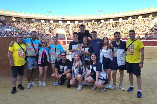 Imagen: La peña Moatros i Avant recibe el primer premio del Ral·li Humorístic 2025 en la Plaça de Bous