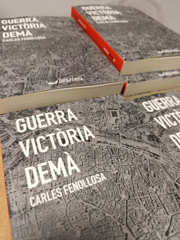 Imagen: Portada del libro "Guerra, Victoria, Demà" de Carles Fenollosa, con un mapa antiguo de Valencia de fondo.