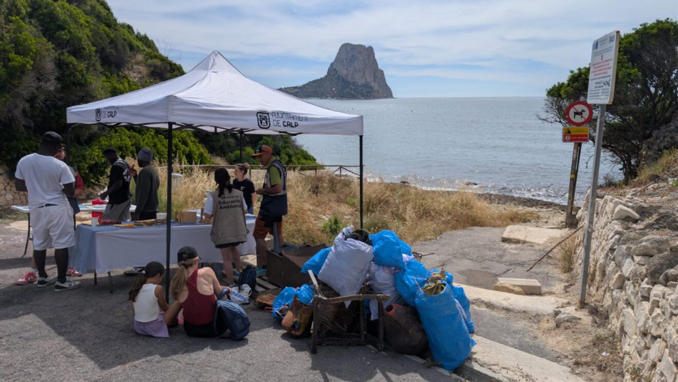 Jornada de limpieza en Cala Manzanera, Calp, por el Día Mundial de los Océanos