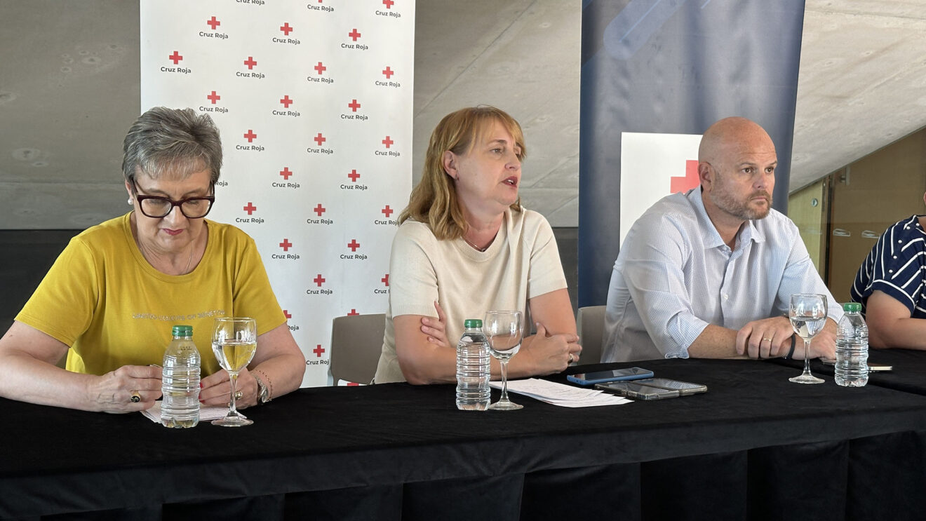 Lina Llobell, Mónica Gasquet y Raúl Llobell en la presentación de la nueva sede de la Asamblea Local de Cruz Roja de Teulada