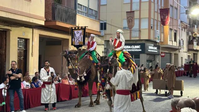 Imagen: Llegada de la Filà Feixucs, capitanía 2026 de los Moros y Cristianos de Pego