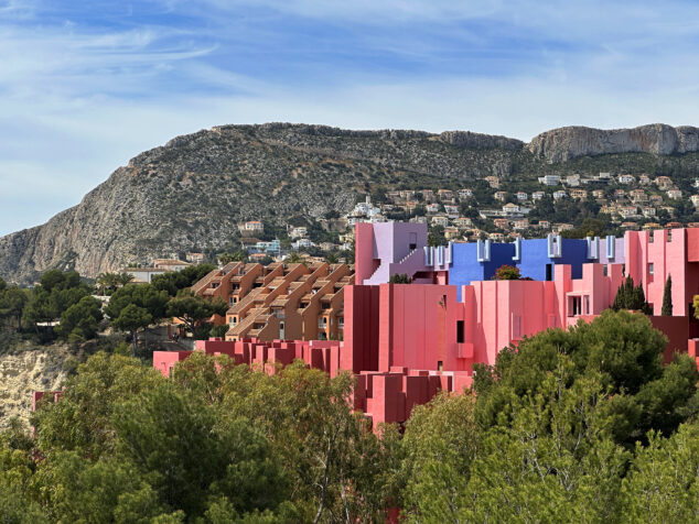 Imagen: Los colores de la Muralla de Roja sobre el paisaje de Calp