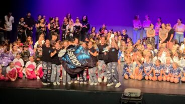 Los integrantes del grupo de danza urbana senior celebran sobre el escenario su premio de la temporada durante la Competición Nacional Siente el Ritmo celebrada en Altea