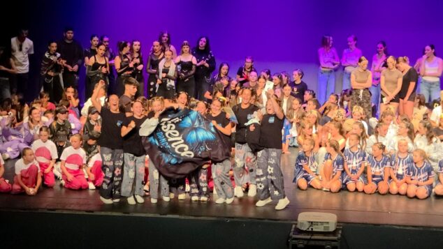 Imagen: Los integrantes del grupo de danza urbana senior celebran sobre el escenario su premio de la temporada durante la Competición Nacional Siente el Ritmo celebrada en Altea