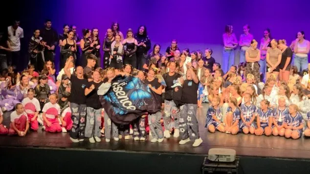 los integrantes del grupo de danza urbana senior celebran sobre el escenario su premio de la temporada durante la competicion nacional siente el ritmo celebrada en altea